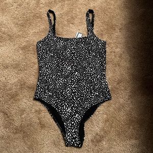 BNWT Aritzia Babaton square neck one piece swimsuit medium